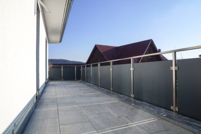 Balkon Geländer mit Kompaktplatten und eckigem Edelstahl Handlauf