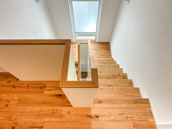 Geländerhohe Holzwangen mit Holz Handlauf