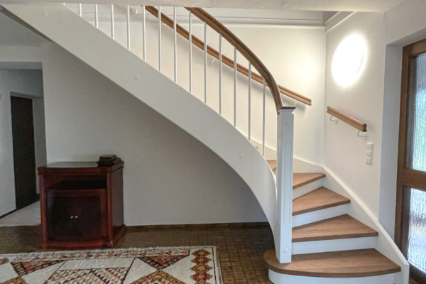 Vollgestemmte Treppe im Landhausstil Umbau
