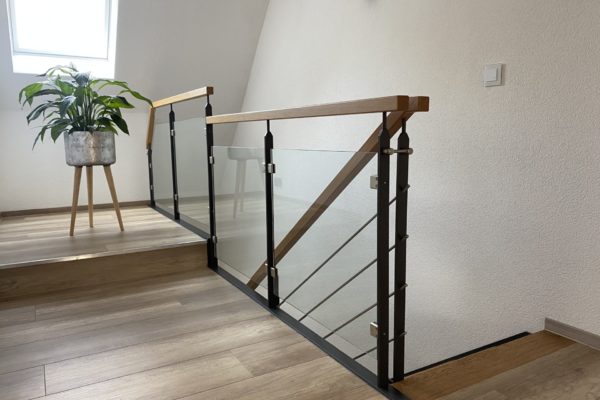 Treppengeländer aus Glas mit Holzhandlauf