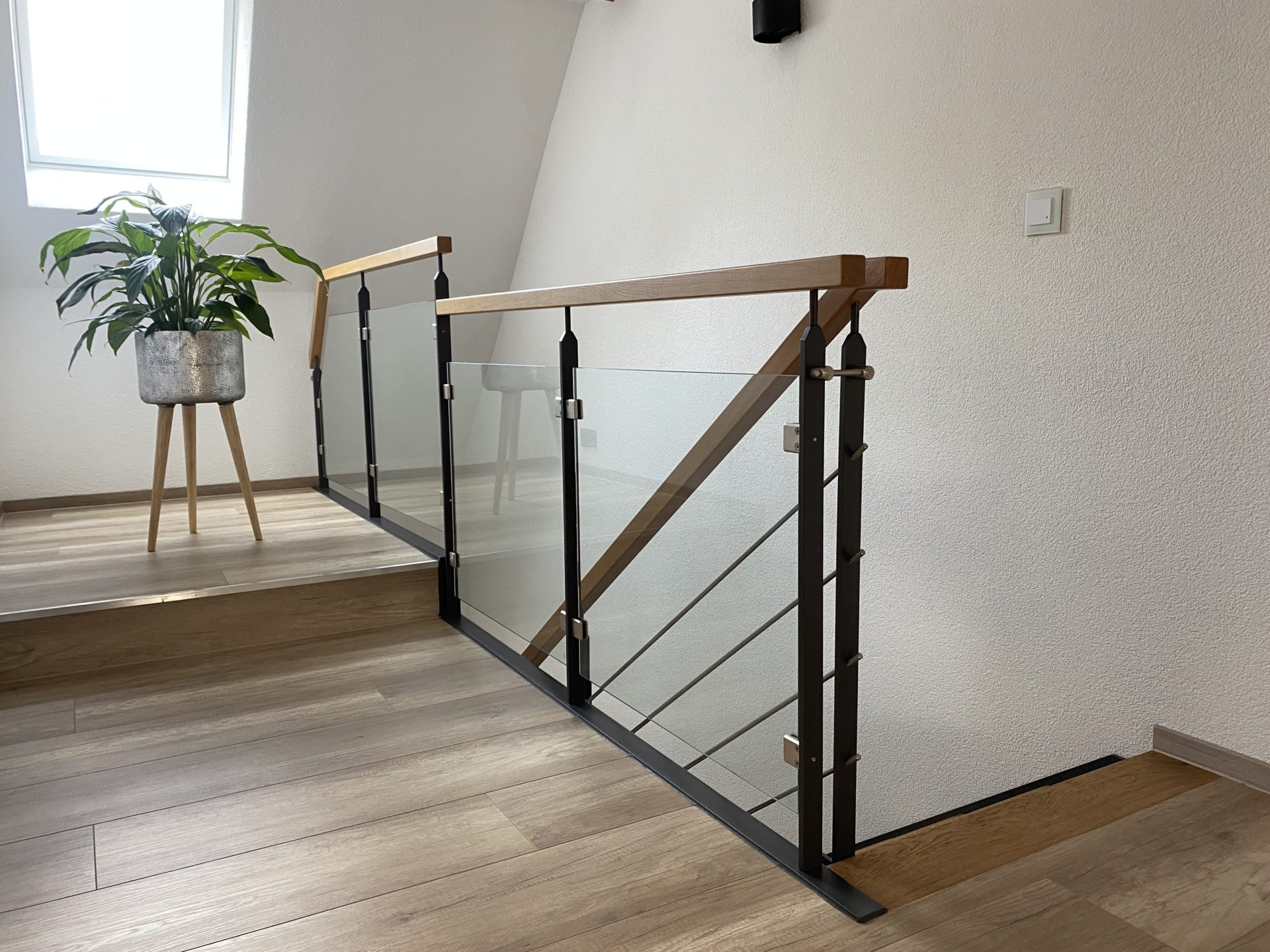 Treppengeländer aus Glas mit Holzhandlauf